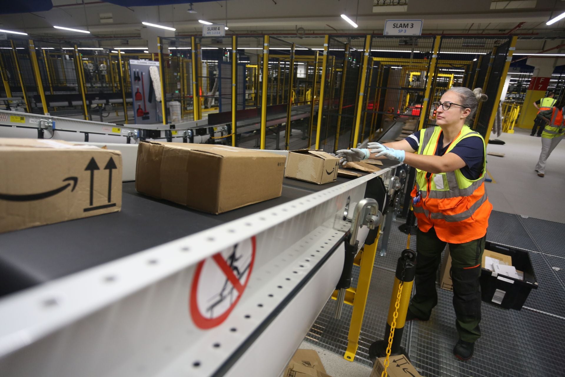 El nuevo centro de Amazon en Asturias, desde dentro