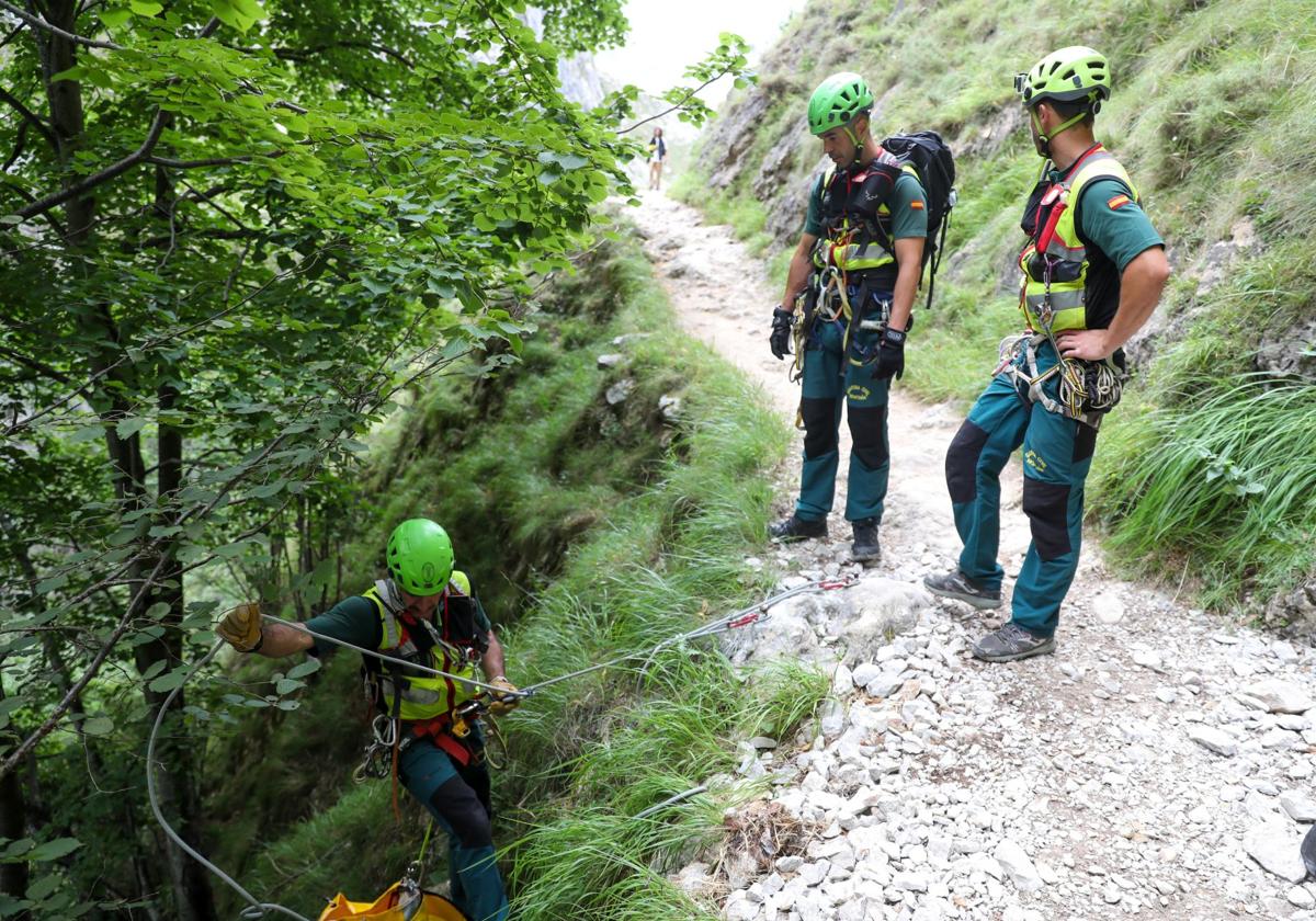 Efectivos de la Guardia Civil, en un rescate en la Canal del Texu, en el verano de 2022.