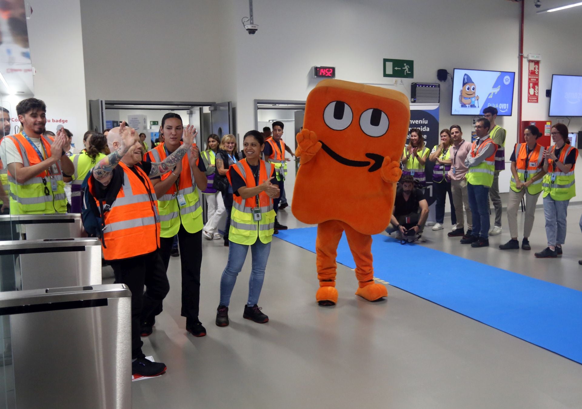 Al son de la gaita: así recibió Amazon a sus trabajadores en Siero