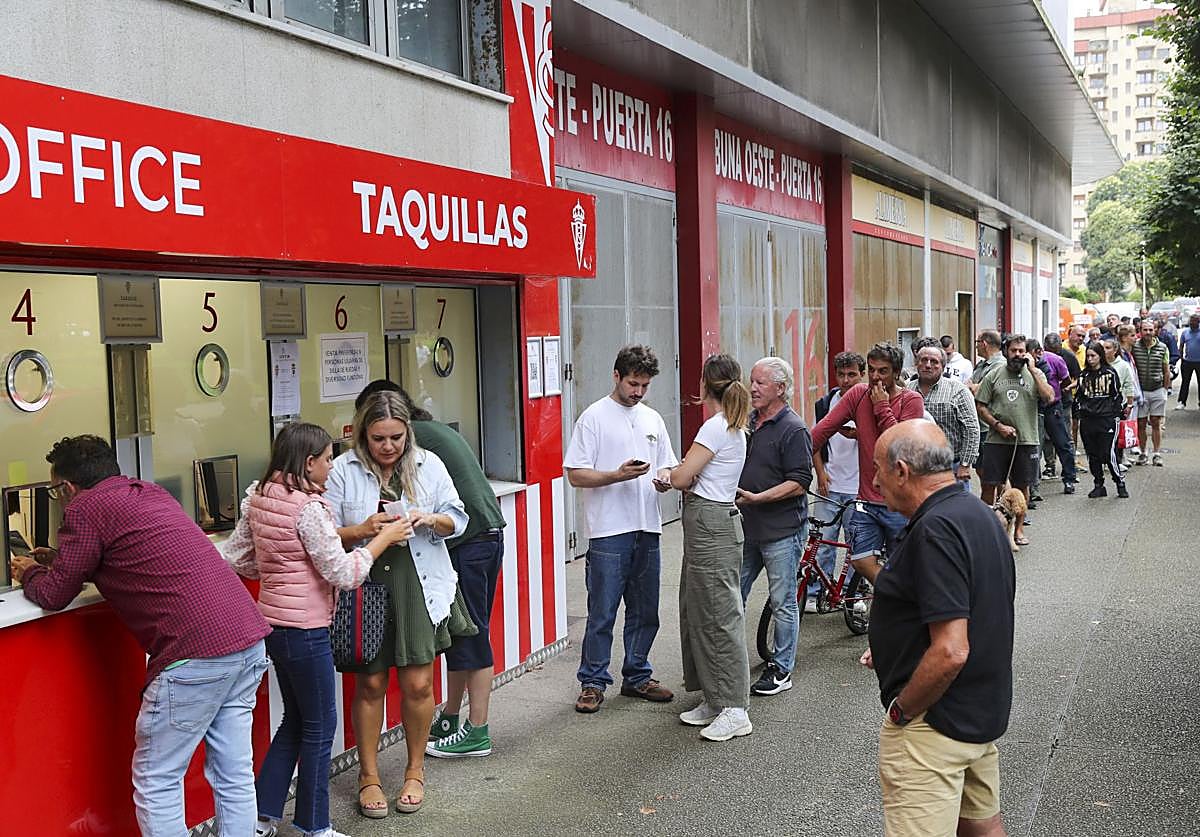 Cola de entradas en El Molinón para adquirir localidades para el derbi.