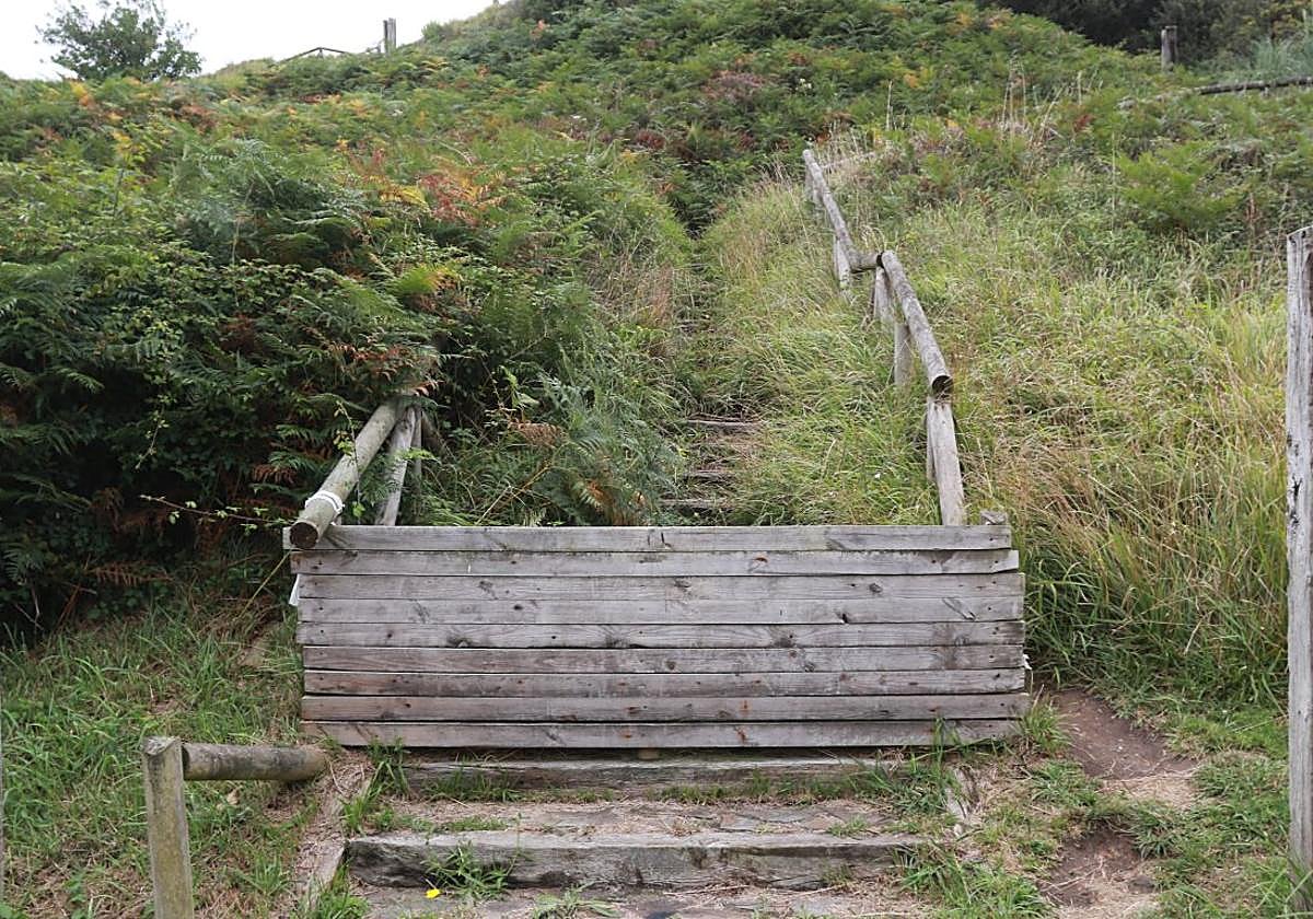 Paso cerrado en la senda del Cervigón, en la antesala del parque de La Providencia.