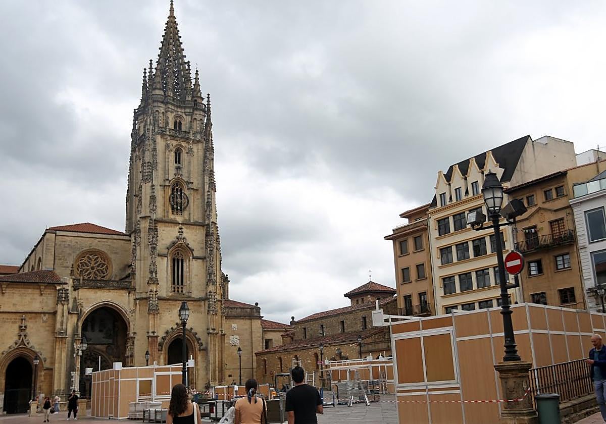 El montaje de las casetas hosteleras de San Mateo en la plaza de la Catedral.