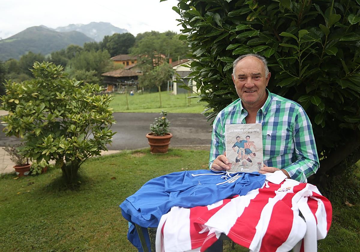 José Ángel Muñiz Mangas, con su libro y camisetas históricas de Oviedo y Sporting.