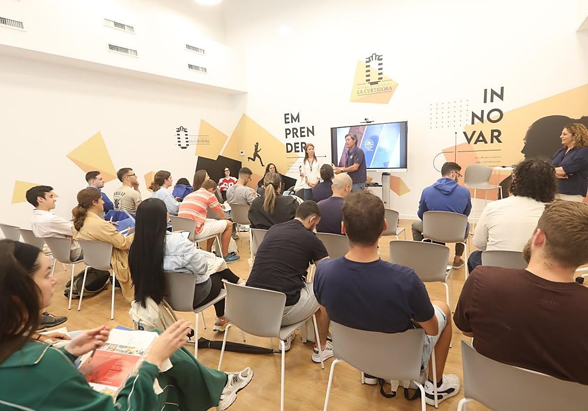 Los participantes, ayer durante su visita a las instalaciones de La Curtidora.