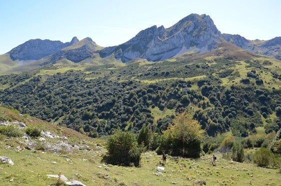 El entorno de Peña Rueda y los puertos de Agüeria es el escenario escogido por el programa 'Mujer y Montaña' de la FEMPA para acercar la experiencia del Vivac a todas las féminas interesadas.