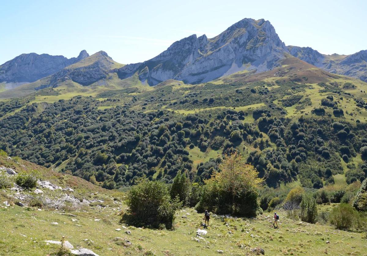 El entorno de Peña Rueda y los puertos de Agüeria es el escenario escogido por el programa 'Mujer y Montaña' de la FEMPA para acercar la experiencia del Vivac a todas las féminas interesadas.