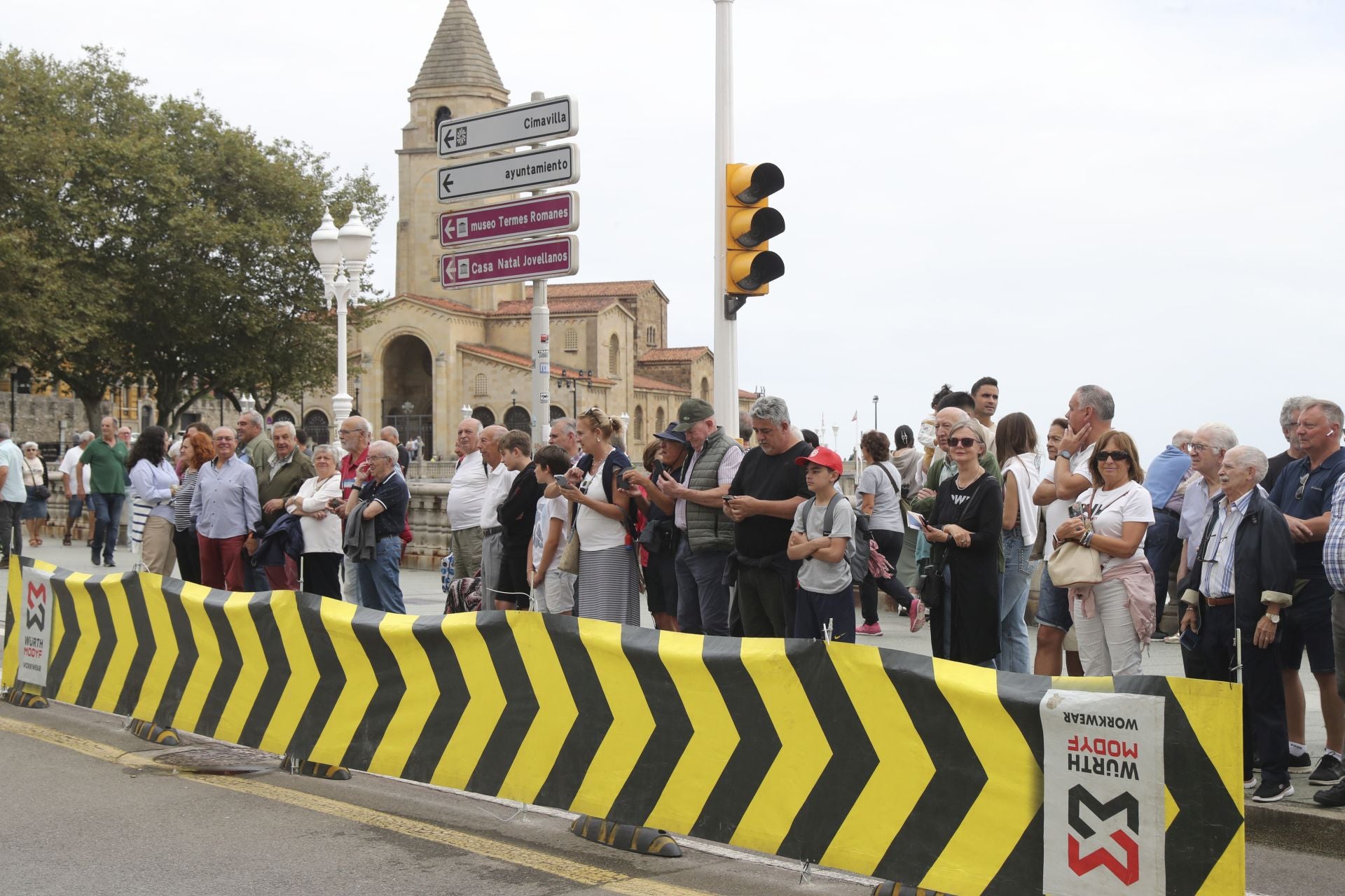 Las imágenes que deja La Vuelta: la salida en Luanco y su paso por Gijón