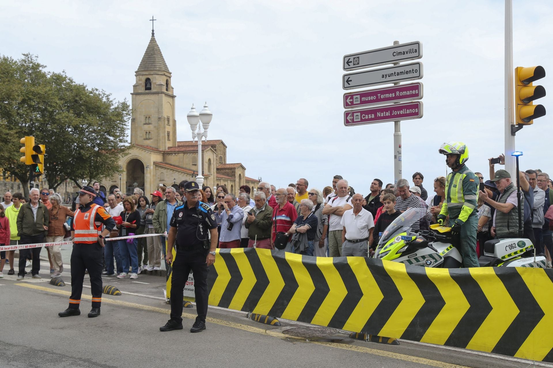 Las imágenes que deja La Vuelta: la salida en Luanco y su paso por Gijón