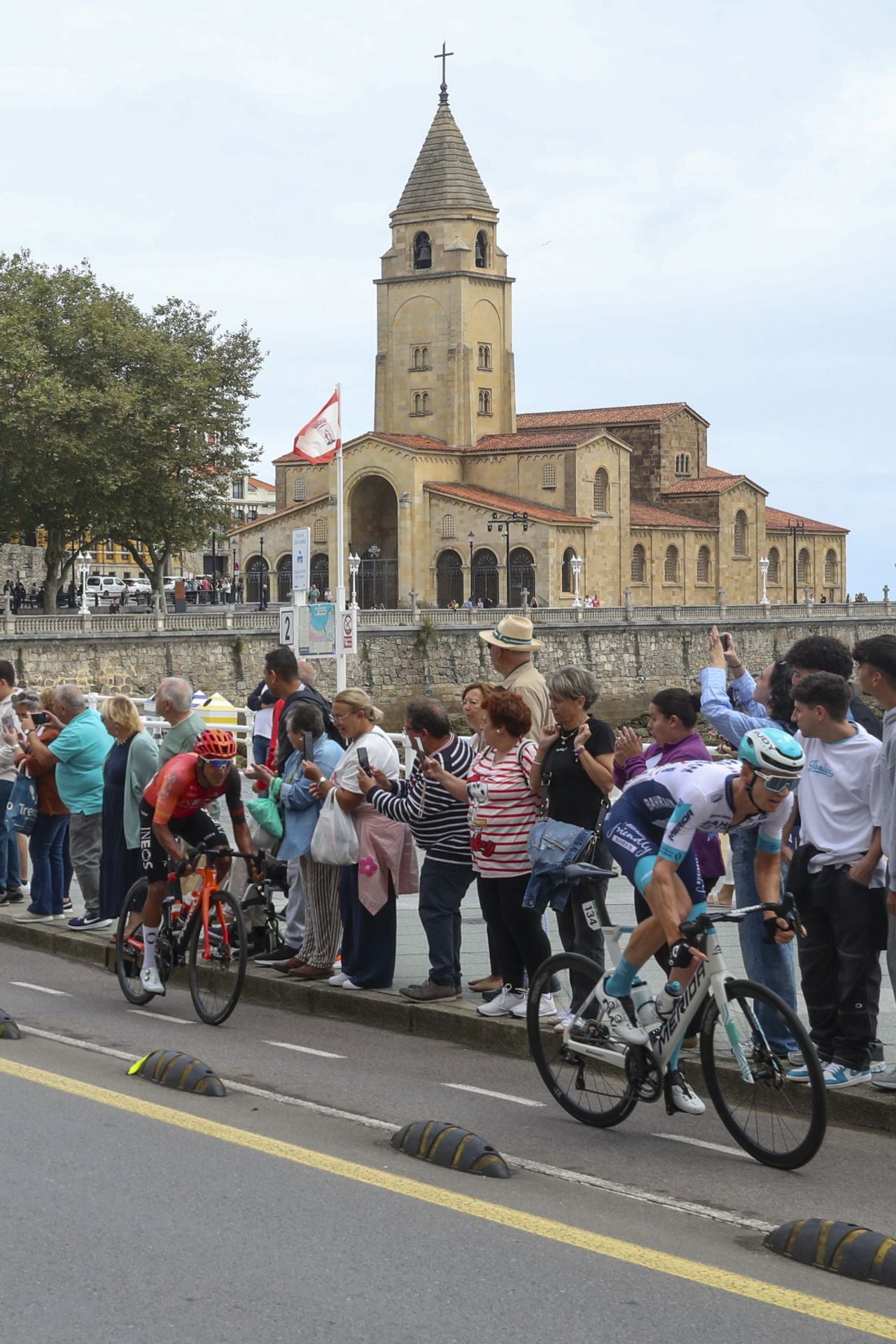 Las imágenes que deja La Vuelta: la salida en Luanco y su paso por Gijón