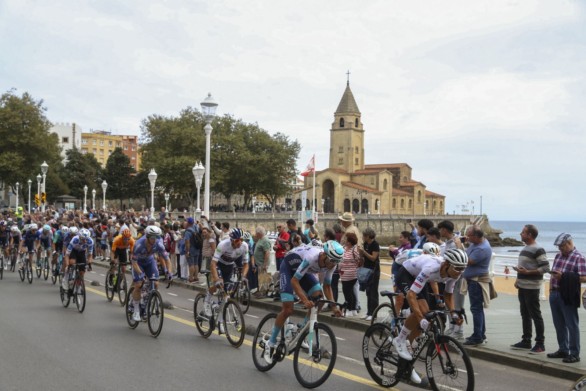 Las imágenes que deja La Vuelta: la salida en Luanco y su paso por Gijón