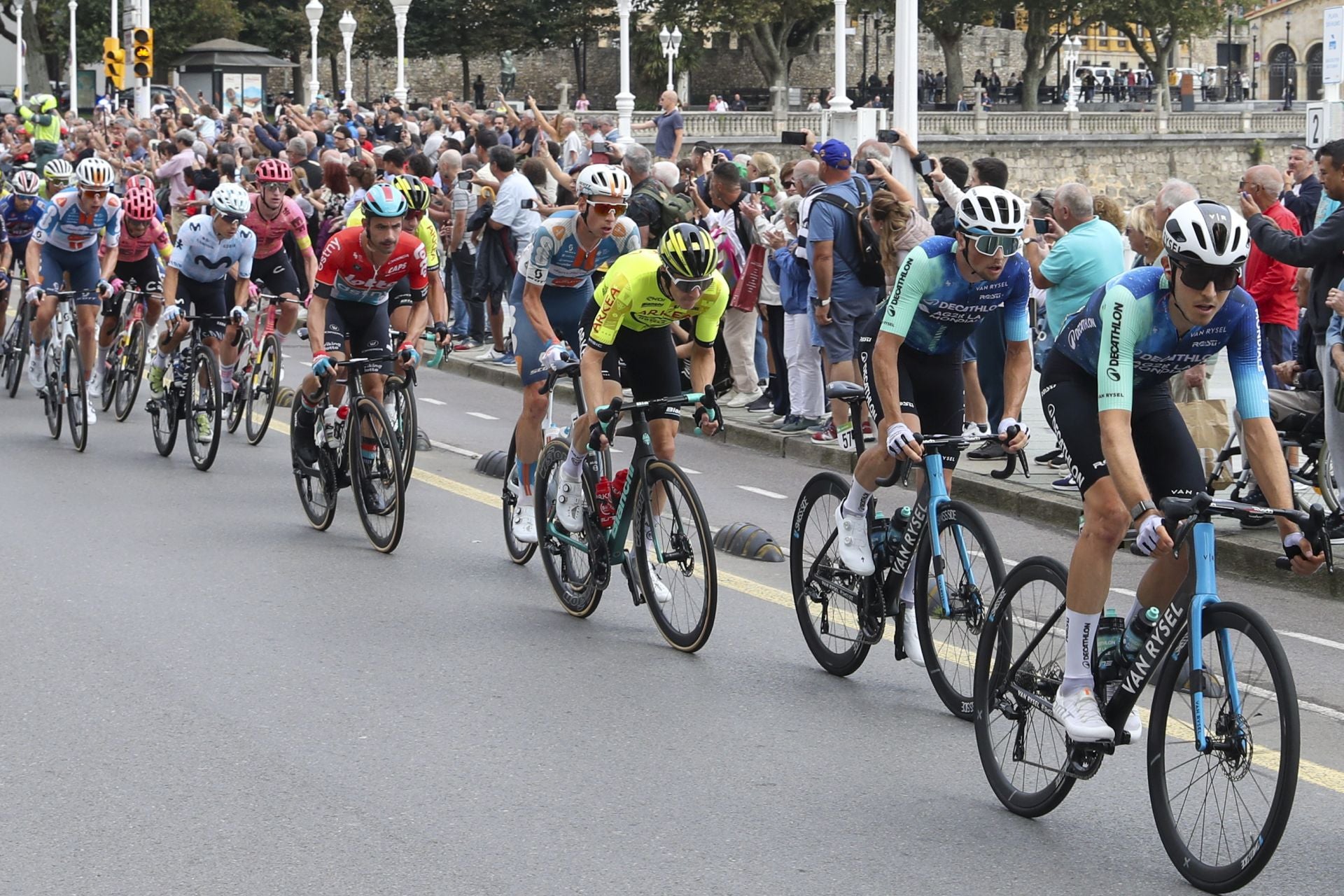 Las imágenes que deja La Vuelta: la salida en Luanco y su paso por Gijón