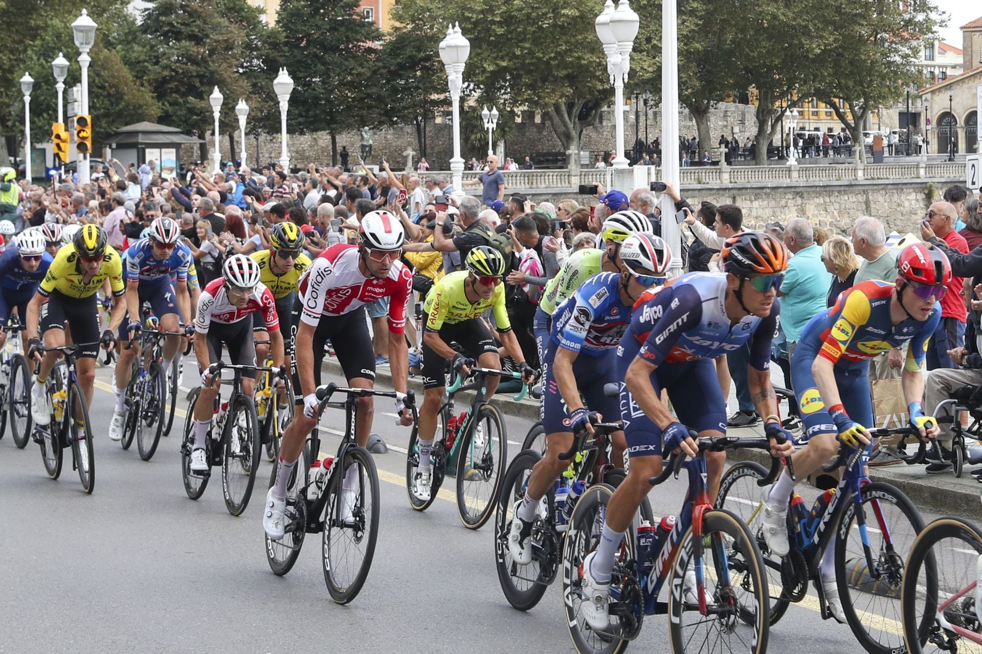 Las imágenes que deja La Vuelta: la salida en Luanco y su paso por Gijón