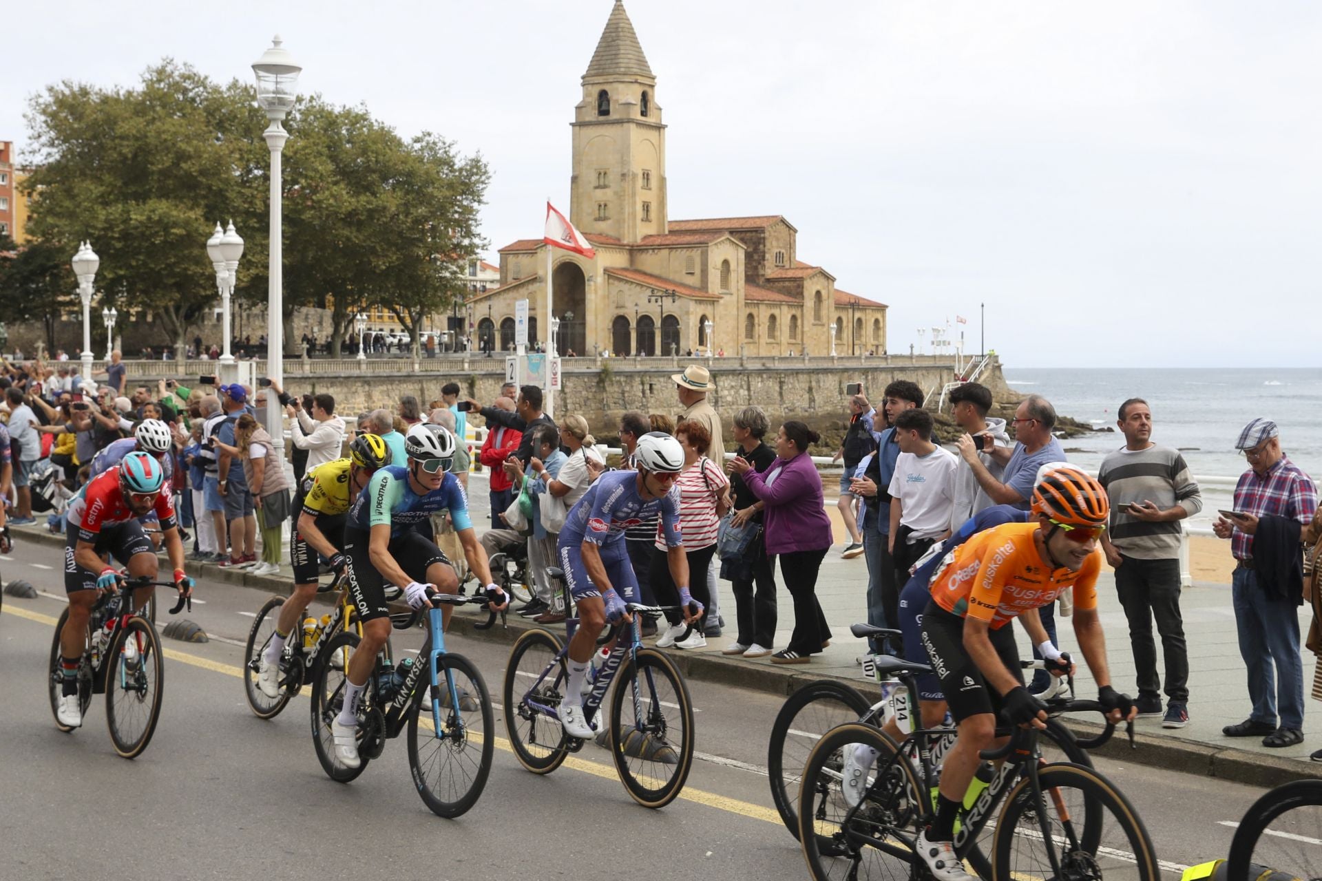 Las imágenes que deja La Vuelta: la salida en Luanco y su paso por Gijón