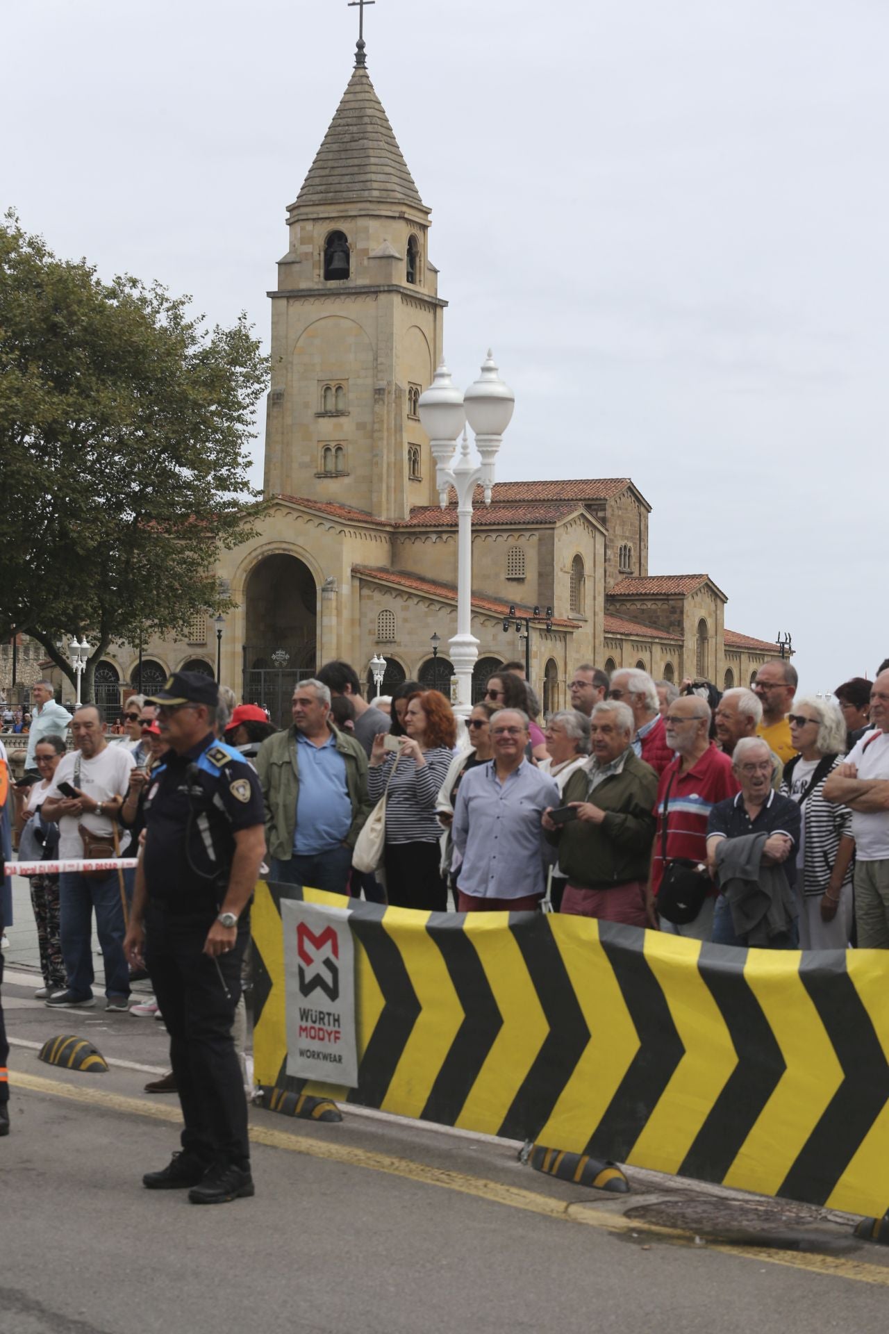 Las imágenes que deja La Vuelta: la salida en Luanco y su paso por Gijón