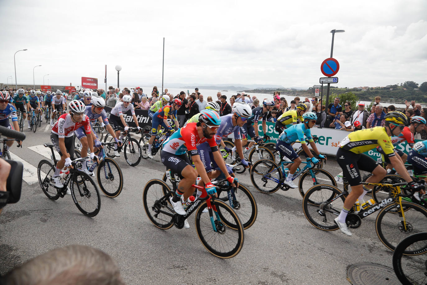 Las imágenes que deja La Vuelta: la salida en Luanco y su paso por Gijón