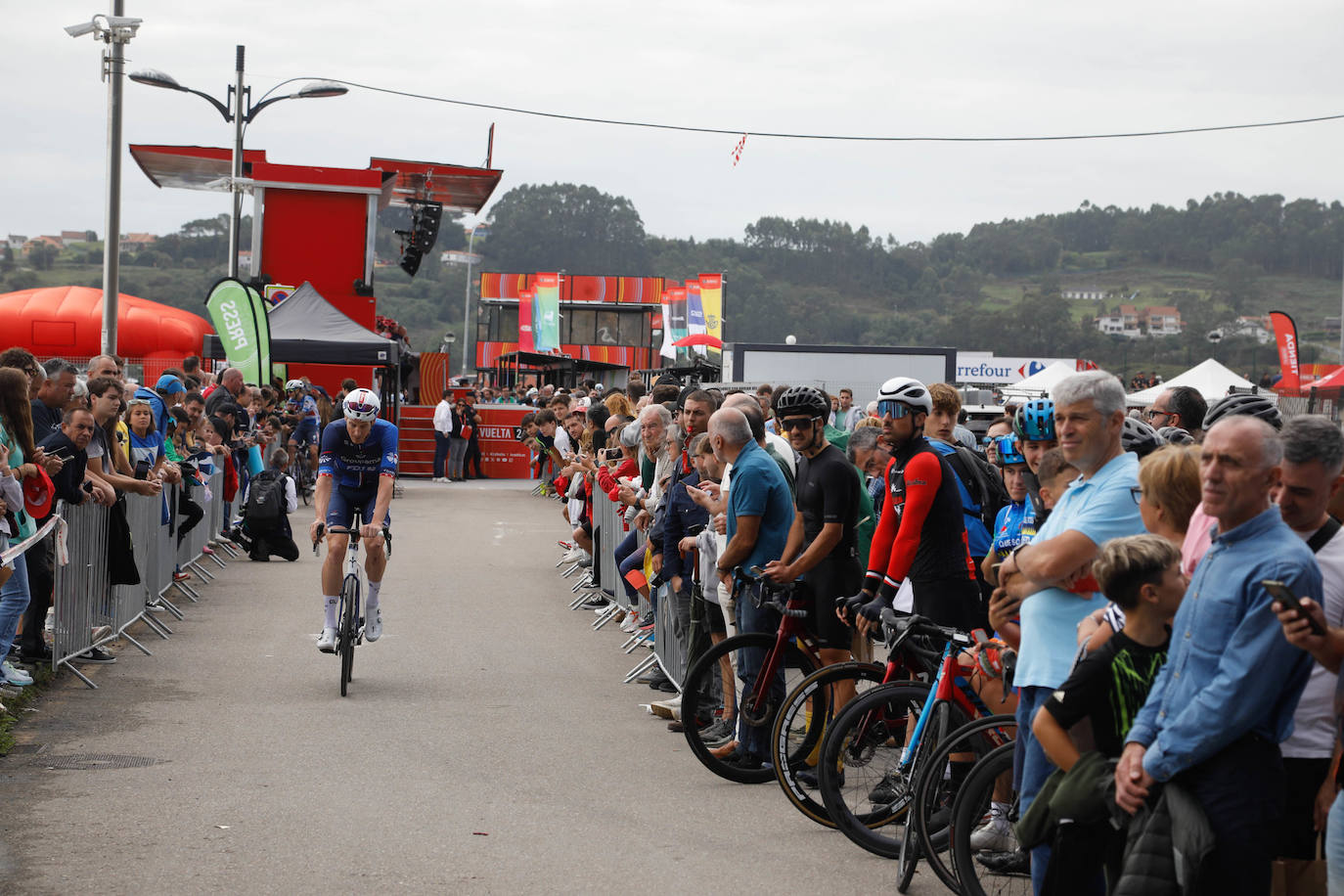 Las imágenes que deja La Vuelta: la salida en Luanco y su paso por Gijón