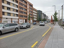 Uno de los carriles de la avenida Oviedo de Lugones, cortado al tráfico.