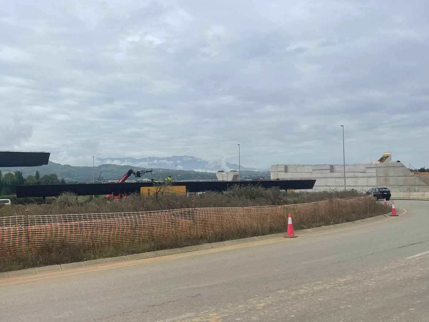 La segunda gran pieza del puente del desdoblamiento, colocada sobre una base, ayer, en el polígono de Bobes a la espera de ser instalada en su lugar definitivo.