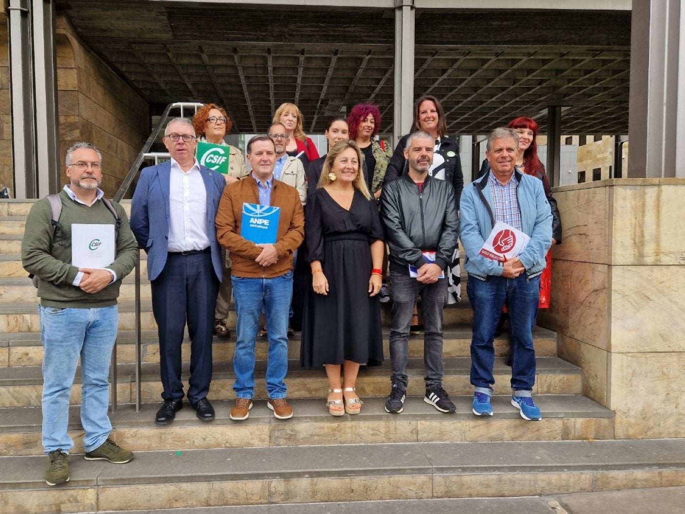 La consejera de Educación, Lydia Espina, con los representantes de los sindicatos de educación.