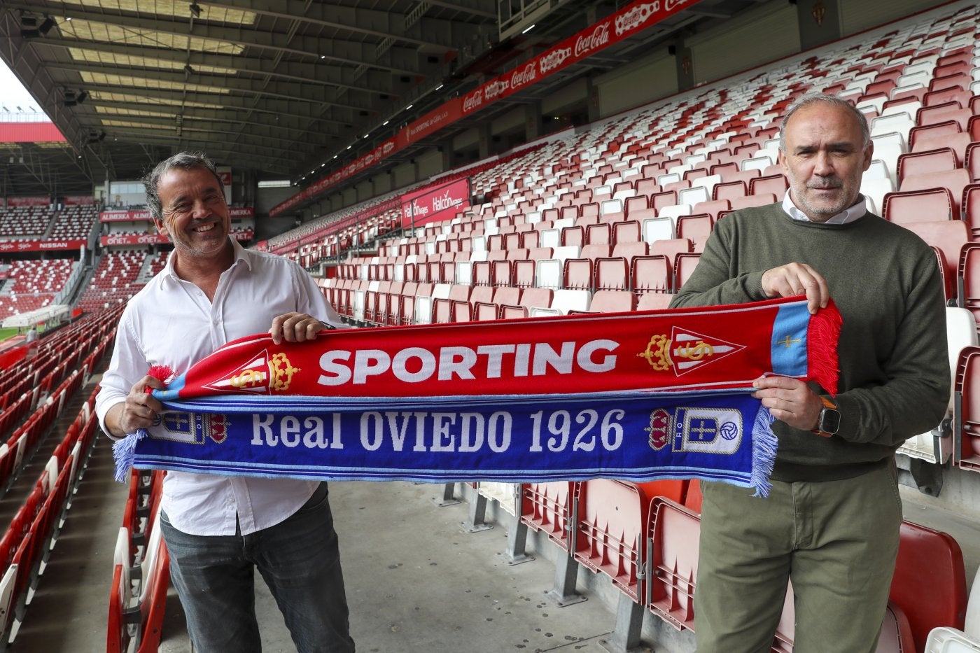 Iván Iglesias y Ricardo Bango tiran de las bufandas del Sporting y el Real Oviedo en las gradas de El Molinón.