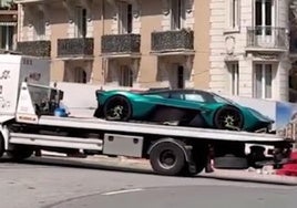 La grúa se lleva un Aston Martin Valkyrie de las calles de Mónaco.