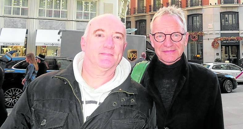 Imagen secundaria 1 - El 'cazafamosos' de Grado, Javier Alonso, junto a los músicos Robbie Williams, Sting. e. c.