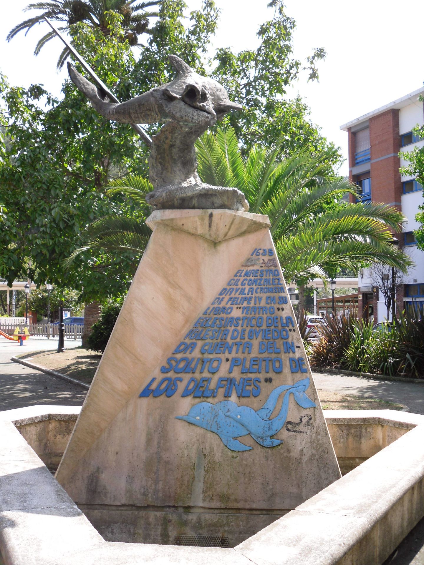 Monumento dedicado al pleito de los delfines, en Candás.