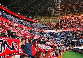 Aficionados del Real Oviedo, en la grada para los seguidores visitantes en el último derbi en El Molinón.