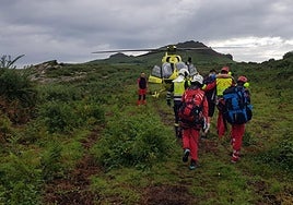 Rescatado un joven de 20 años lesionado en una pierna en un tramo del Camino de Santiago en Llanes