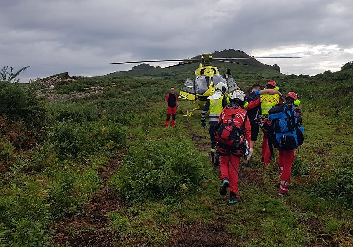 Rescatado un joven de 20 años lesionado en una pierna en un tramo del Camino de Santiago en Llanes