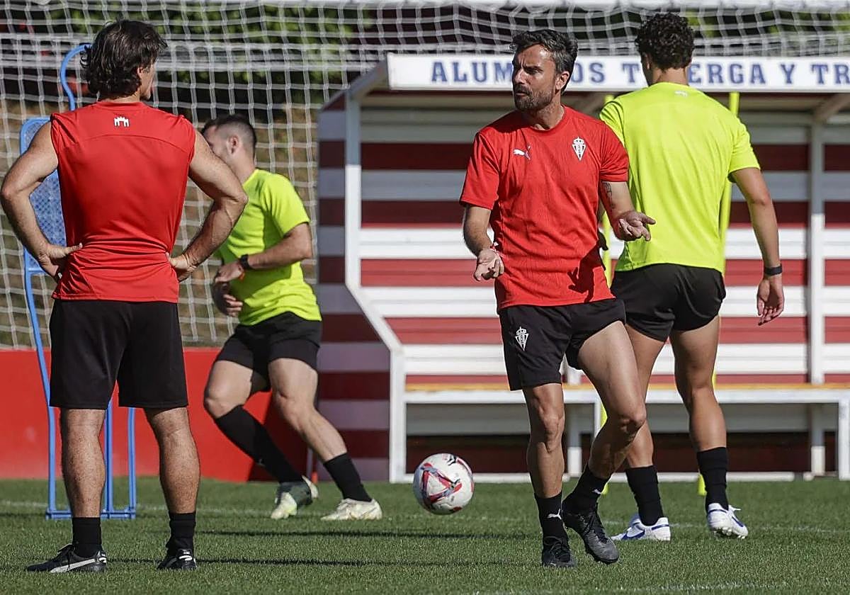 Rubén Albés, dirigiendo un entrenamiento