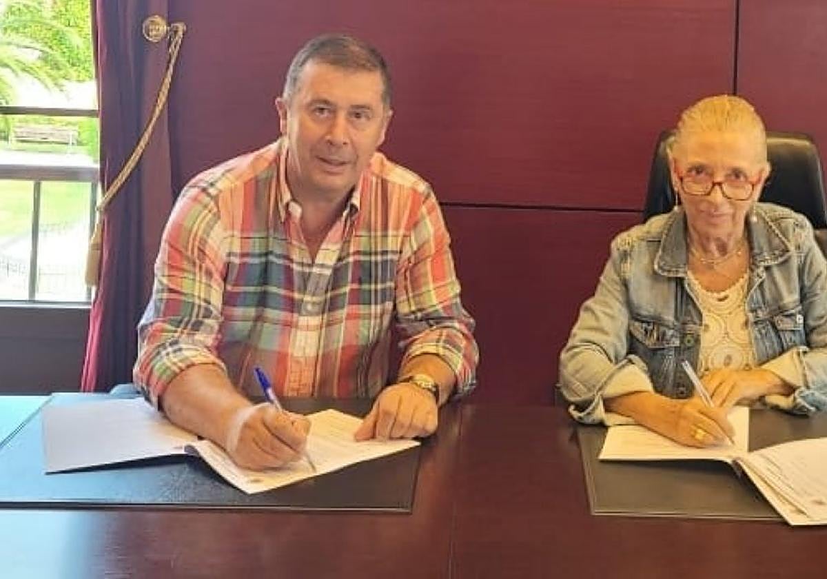 Luis García, presidente del Condal, y la alcaldesa Amparo Antuña.