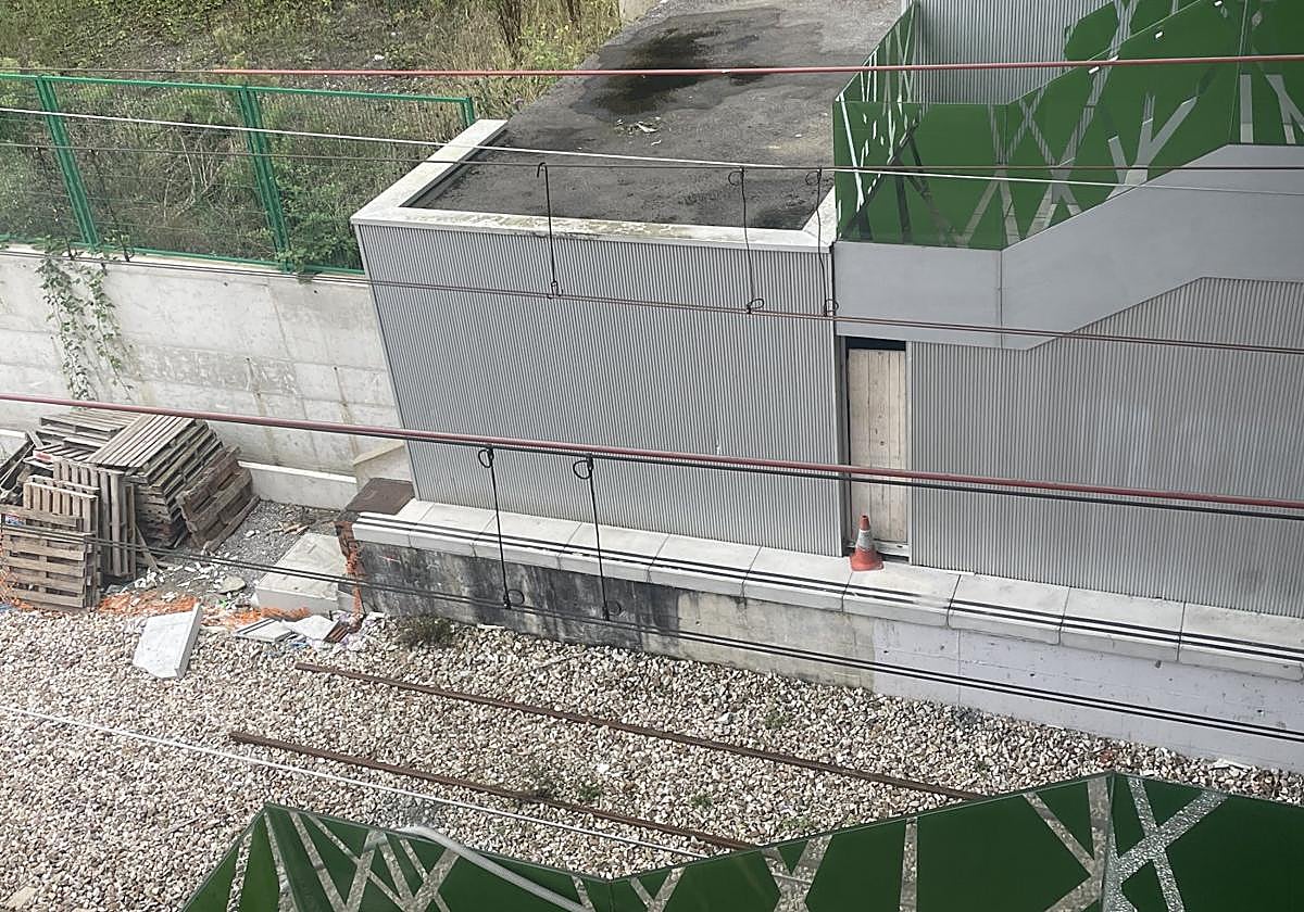 Vías colocadas en la estación de Los Llerones, en Sama, que comunicarán con la zona soterrada para que los trenes circulen a partir del último semestre de 2025.