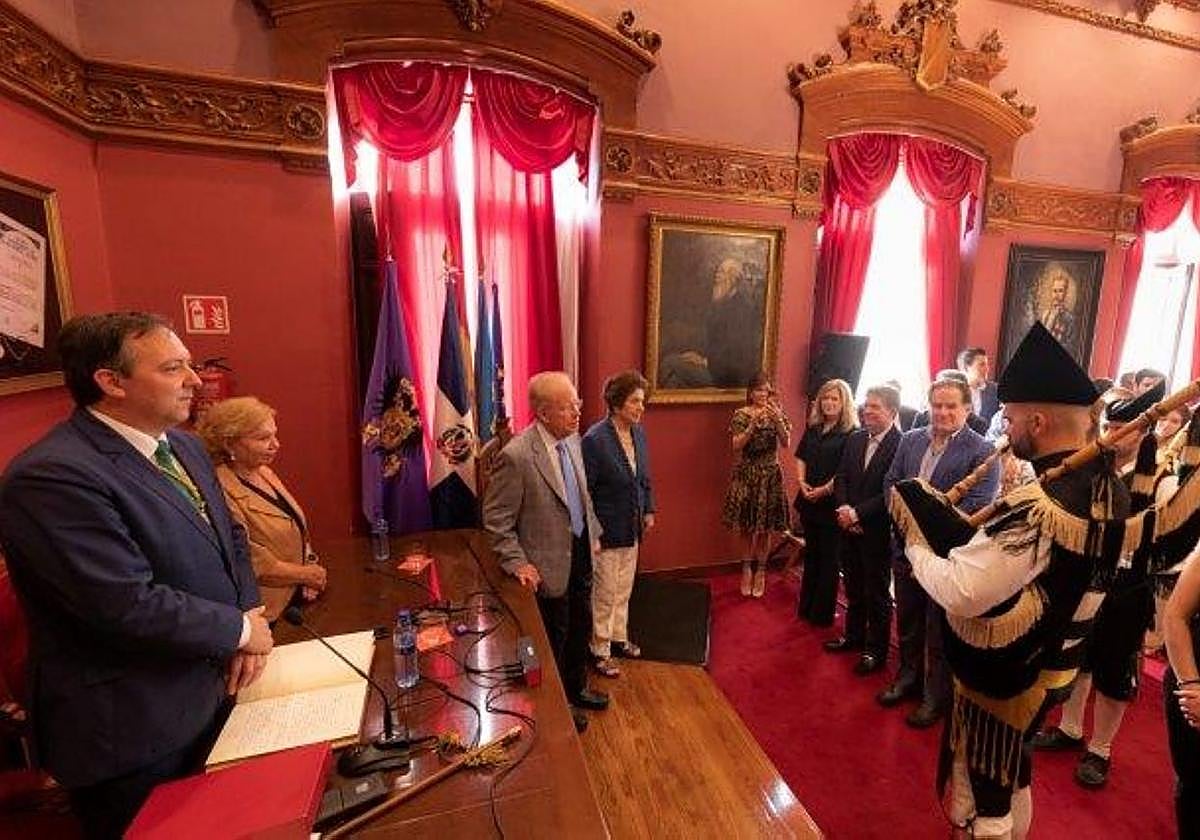 Entrega del título de Hijo Predilecto de Villaviciosa a José Luis Corripio Estrada, el 8 de agosto de 2022.