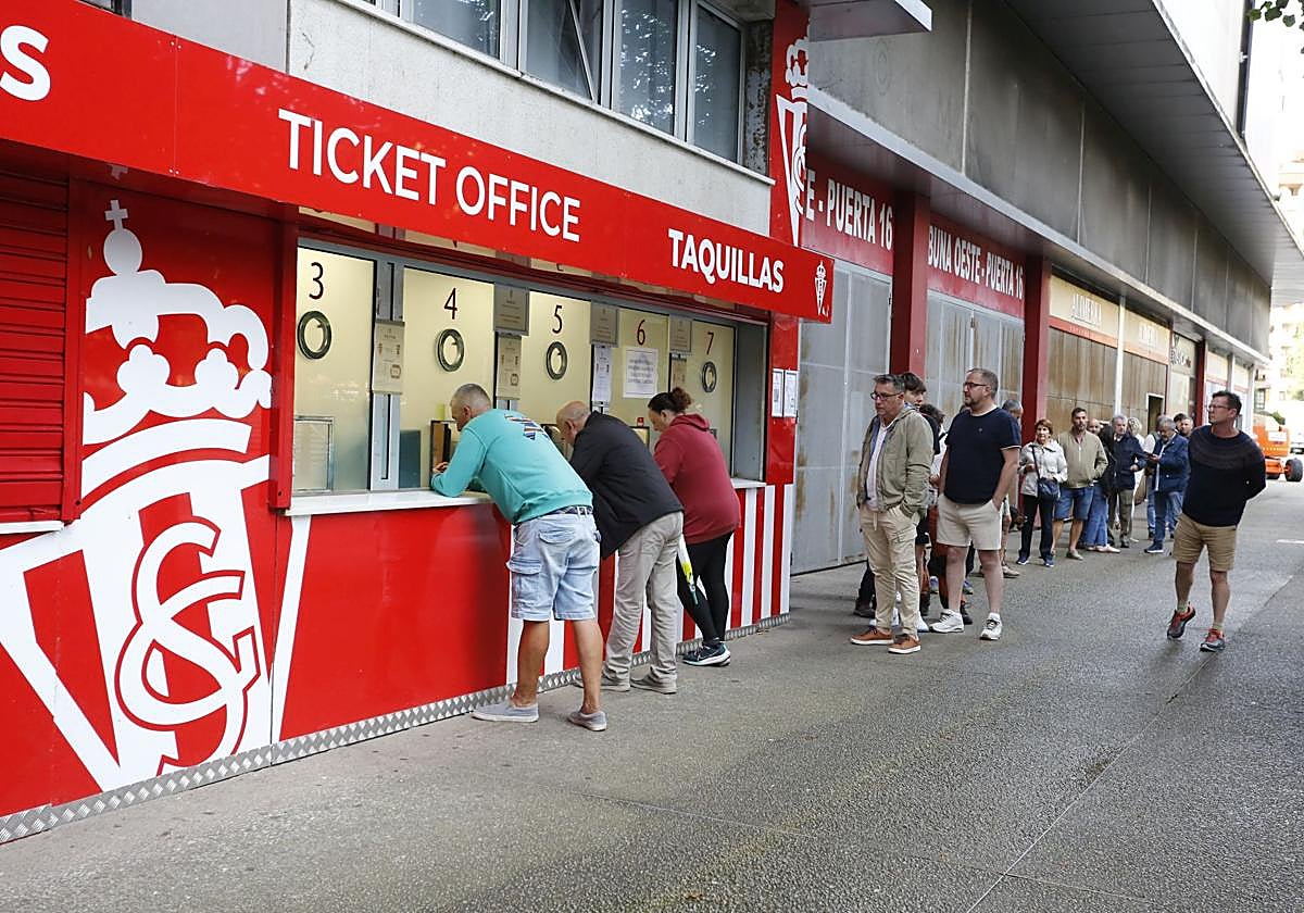 Aficionados hacen cola ante las taquillas de El Molinón para conseguir entradas para el derbi.