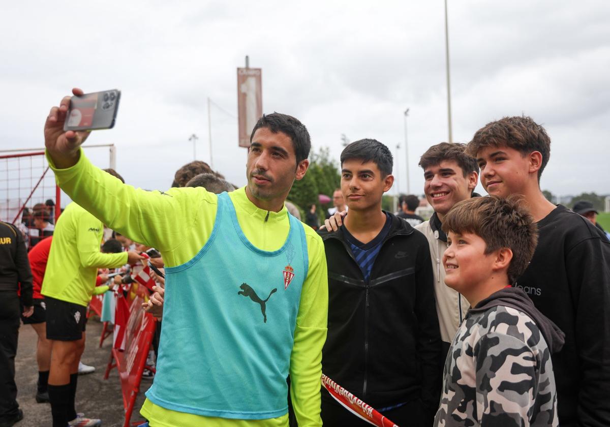 Cote se hace un selfi con varios aficionados que acudieron al entrenamiento de puertas abiertas esta mañana en Mareo.