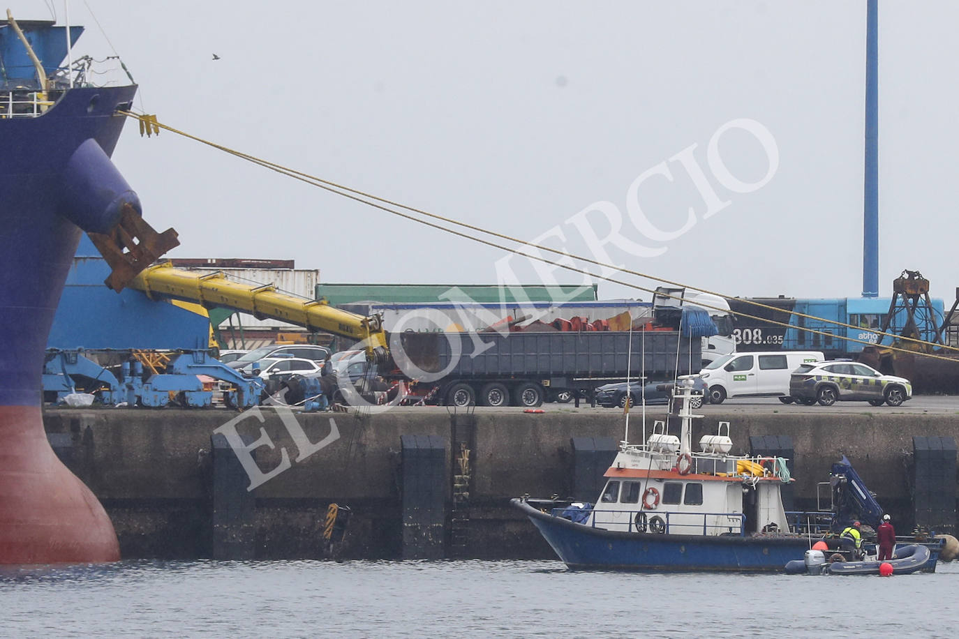 Terrible accidente laboral en El Musel: dos personas fallecidas tras caer al mar dos grúas