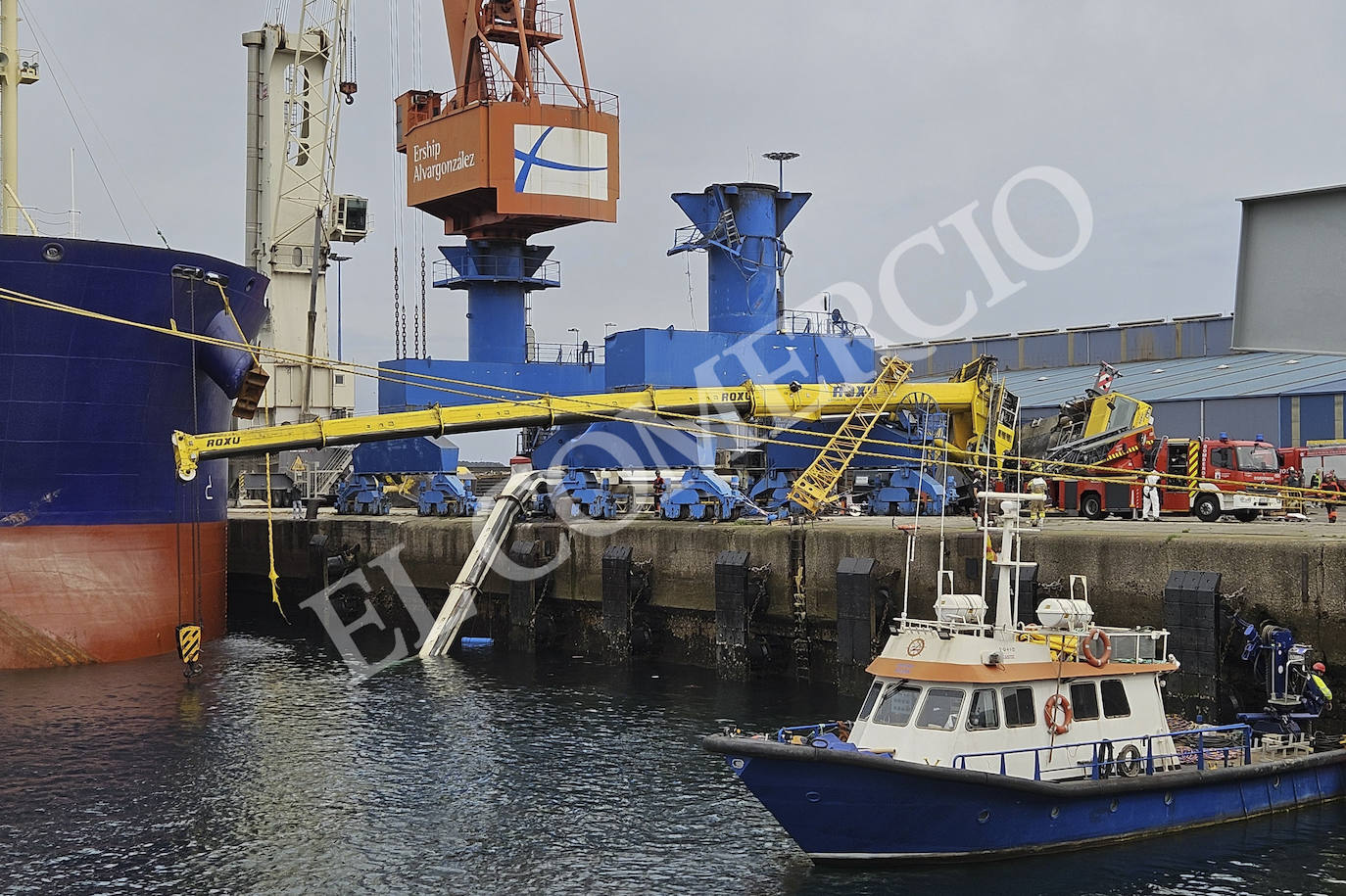 Terrible accidente laboral en El Musel: dos personas fallecidas tras caer al mar dos grúas