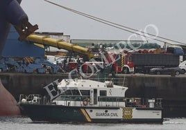 Guardia Civil y Bomberos en el lugar del accidente en el puerto de Gijón.