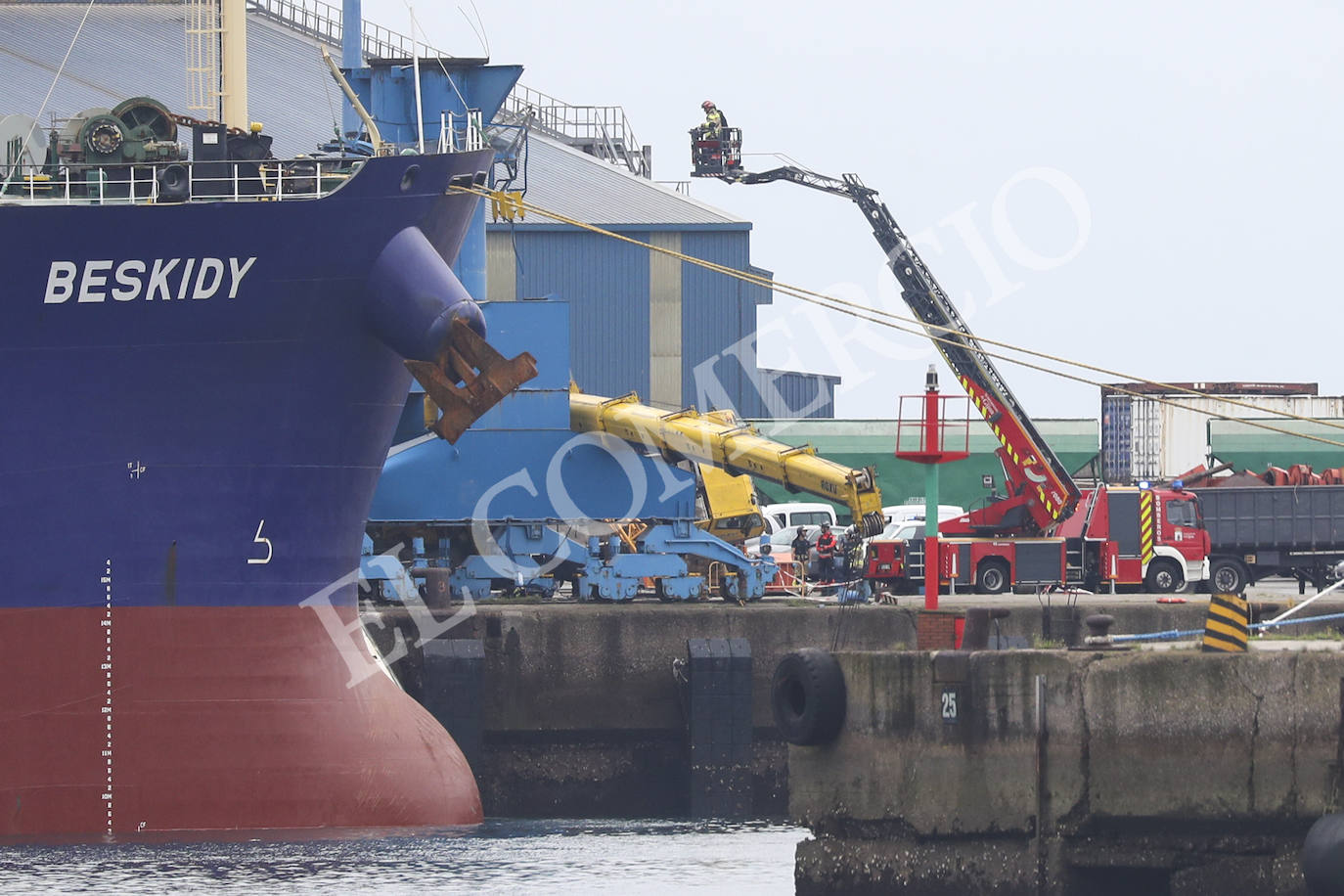 Terrible accidente laboral en El Musel: dos personas fallecidas tras caer al mar dos grúas