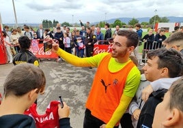 Cientos de aficionados acompañaron a los jugadores rojiblancos en el entrenamiento de puertas abiertas de cara al derbi asturiano.