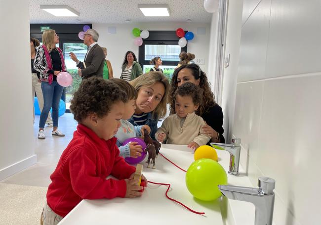 La consejera de Educación, Lydia Espina, y la directora general de Centros, Red 0-3 y Enseñanzas Profesionales, Cristina Blanco, con tres alumnos