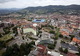 El viejo HUCA ocupa 224.000 metros cuadrados y permanece practicamente sin actividad desde 2014.