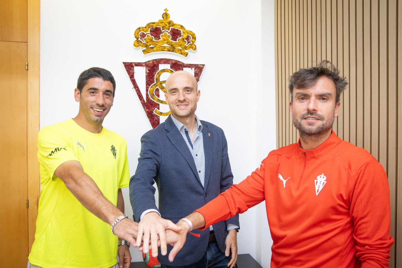 José Ángel Valdés, ‘Cote’, capitán de la plantilla; David Guerra, presidente ejecutivo del club, y Rubén Albés, entrenador, se conjuran en la víspera del derbi contra el Oviedo.