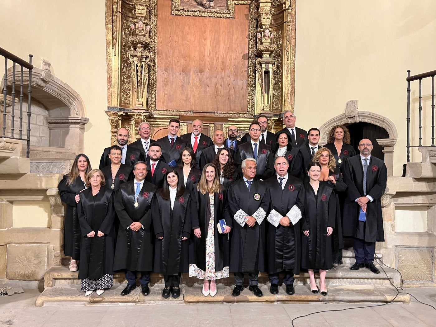 Los nuevos colegiados, acompañados por sus padrinos, el presidente del Tribunal Superior de Justicia de Asturias, Jesús Chamorro (delante, el tercero por la derecha), y el decano del Colegio de la Abogacía de Gijón, Benigno Villarejo (delante, el segundo por la derecha).