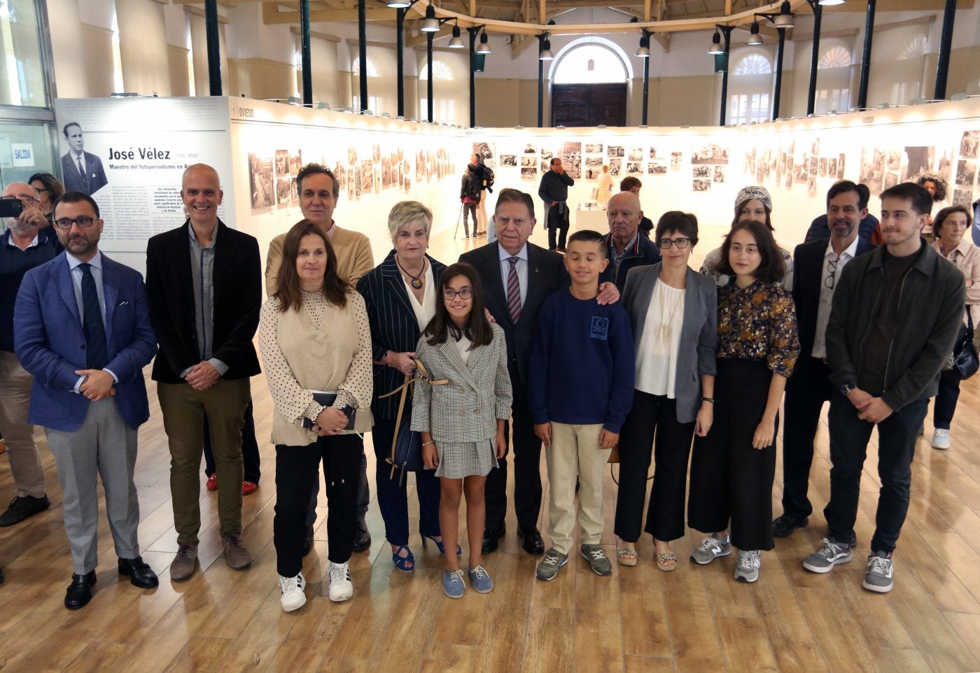 La familia de Vélez con el alcalde Alfredo Canteli, el concejal David Álvarez y Xuacu López y Saúl Martínez, del Muséu del Pueblo d' Asturies.