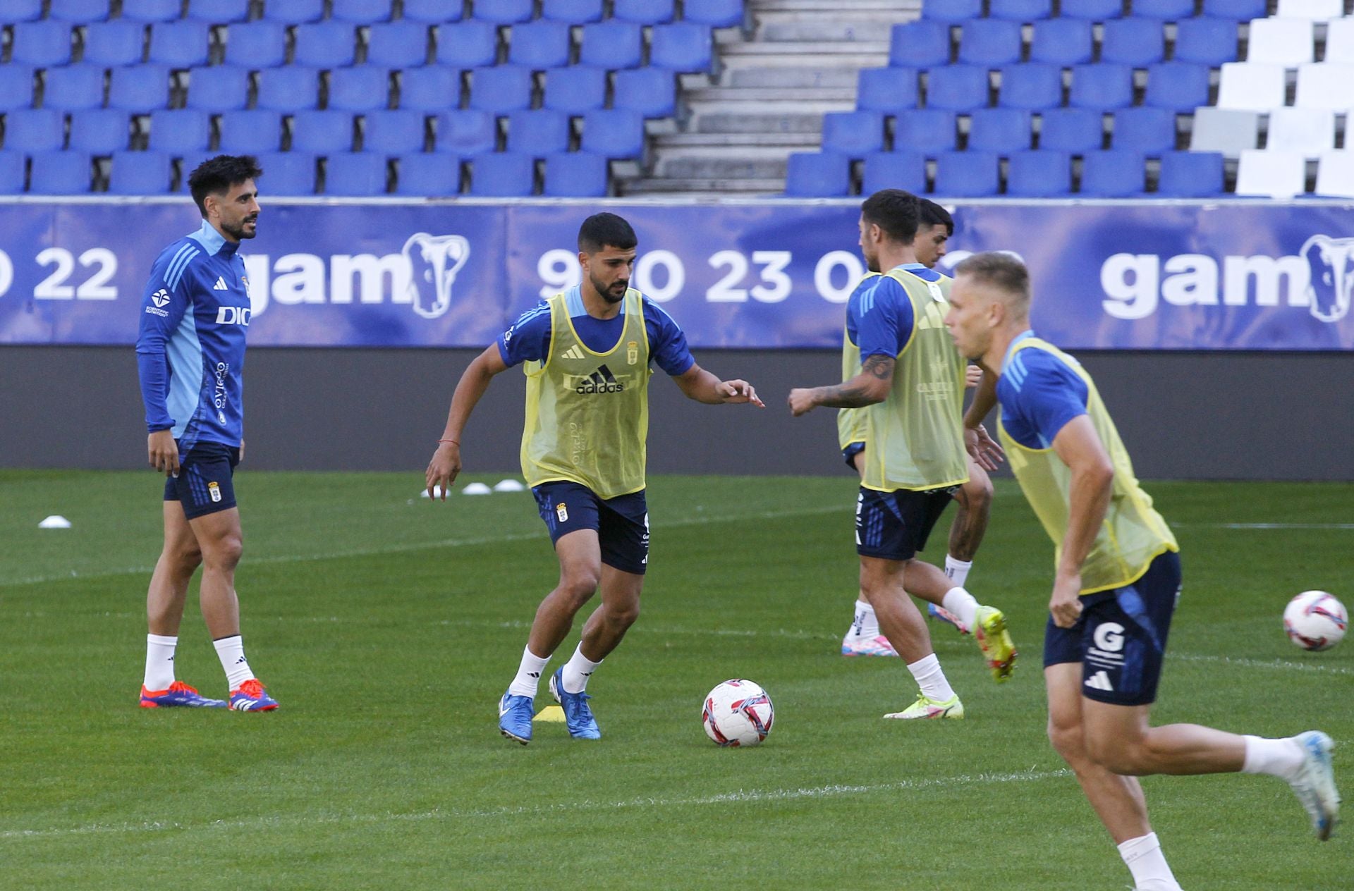 Más de 1.500 seguidores del Oviedo, en el último entrenamiento antes del derbi