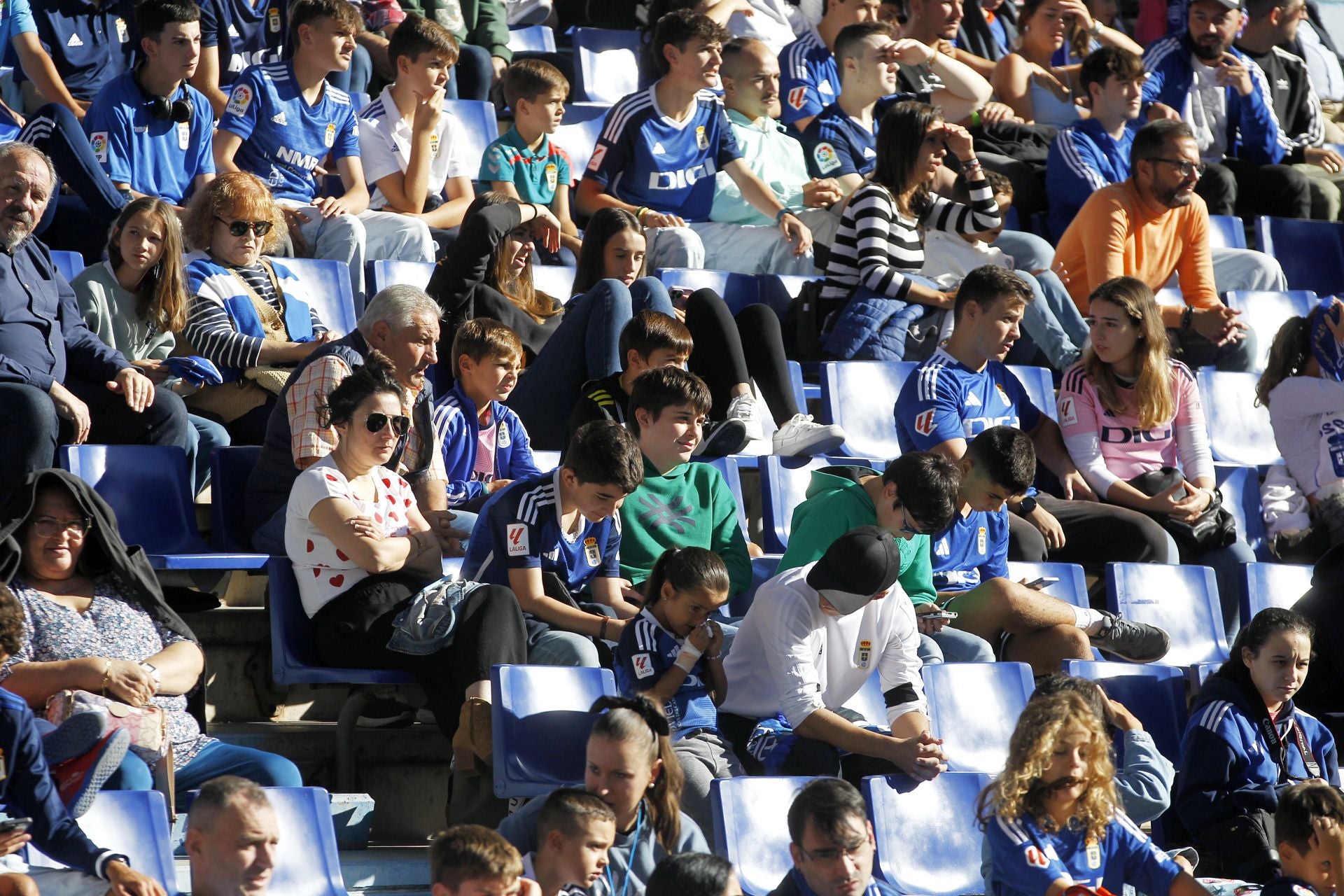 Más de 1.500 seguidores del Oviedo, en el último entrenamiento antes del derbi