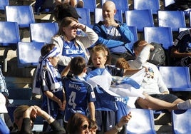 Aficionados del Real Oviedo, en el entrenamiento a puerta abierta previo al derbi.