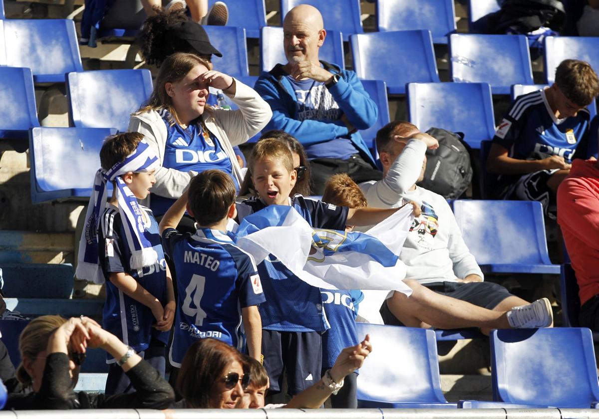 Aficionados del Real Oviedo, en el entrenamiento a puerta abierta previo al derbi.